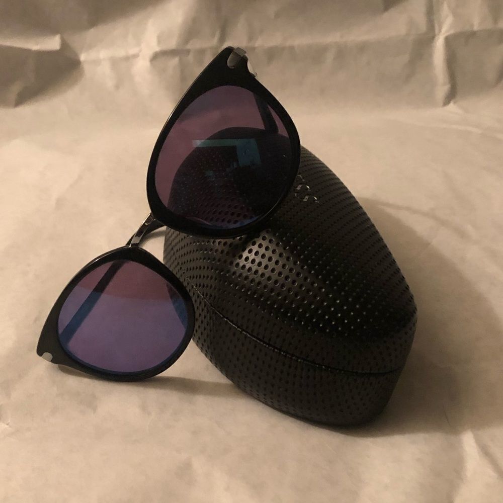 Guess Sunglasses 🕶 - Picture 5 of 7